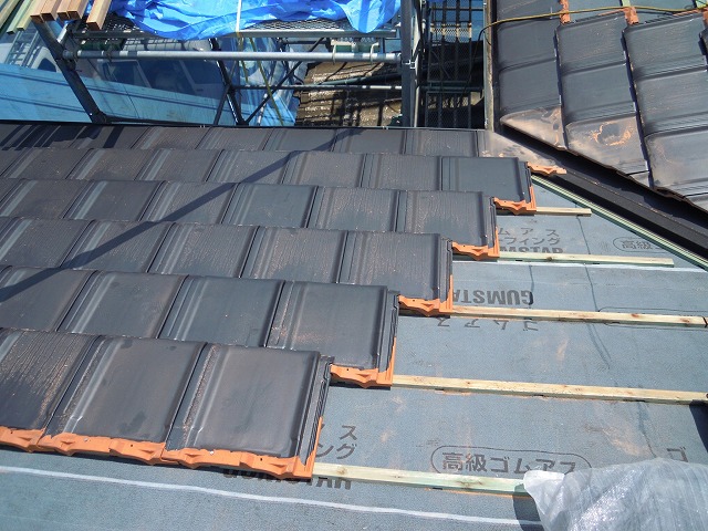 谷板金に沿って瓦の取り付け